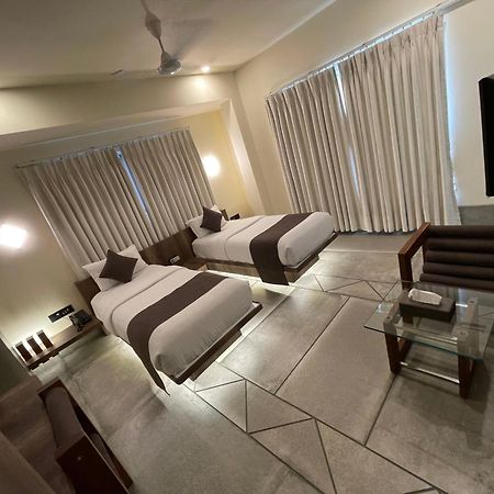 De Glance Hotel Szúrat Kültér fotó
