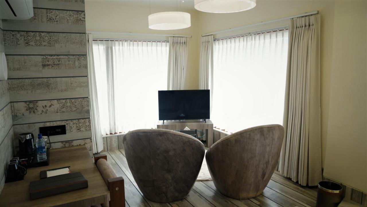De Glance Hotel Szúrat Kültér fotó