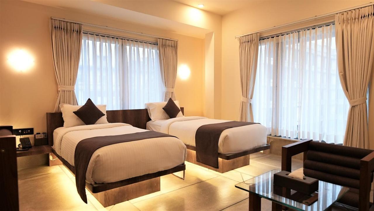 De Glance Hotel Szúrat Kültér fotó