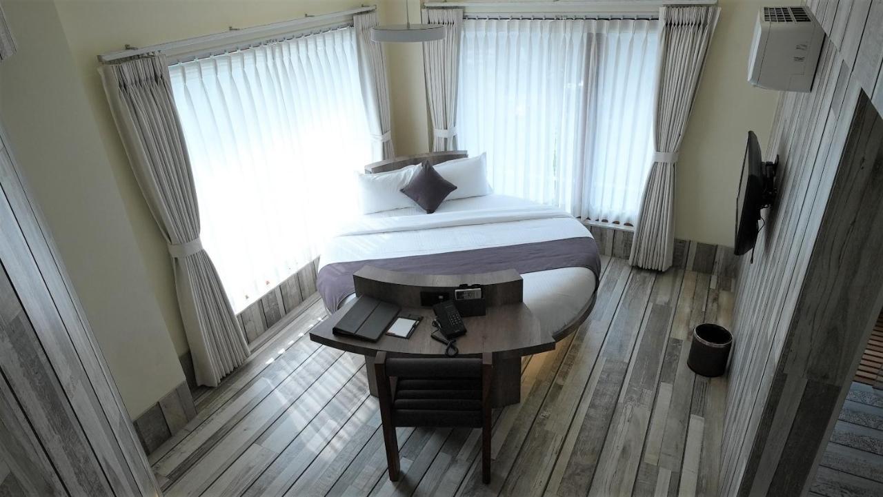 De Glance Hotel Szúrat Kültér fotó