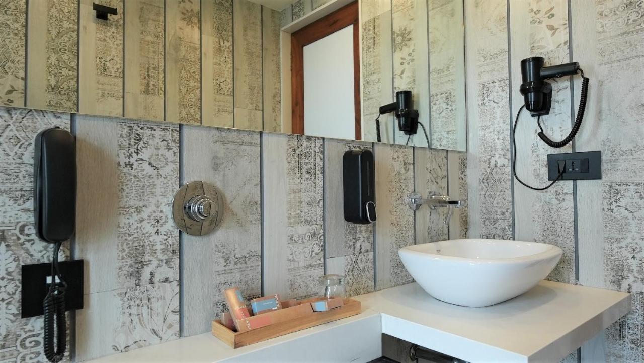 De Glance Hotel Szúrat Kültér fotó