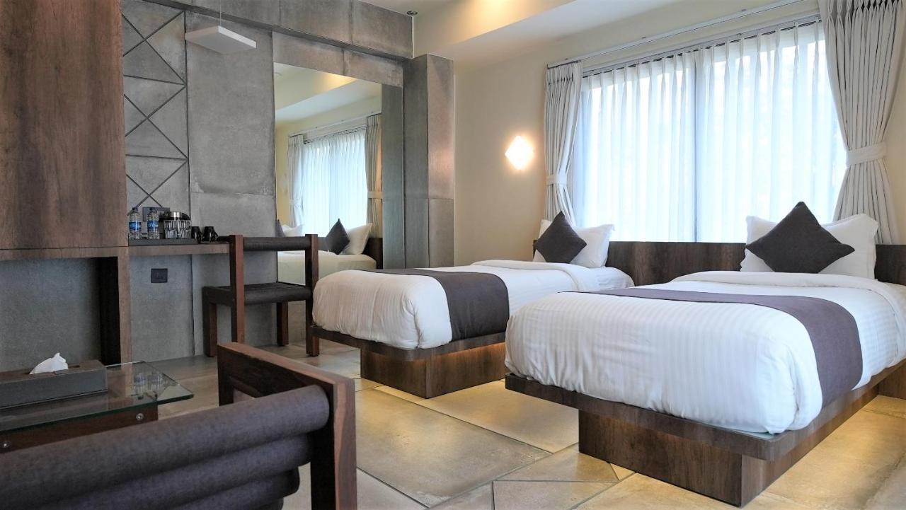 De Glance Hotel Szúrat Kültér fotó
