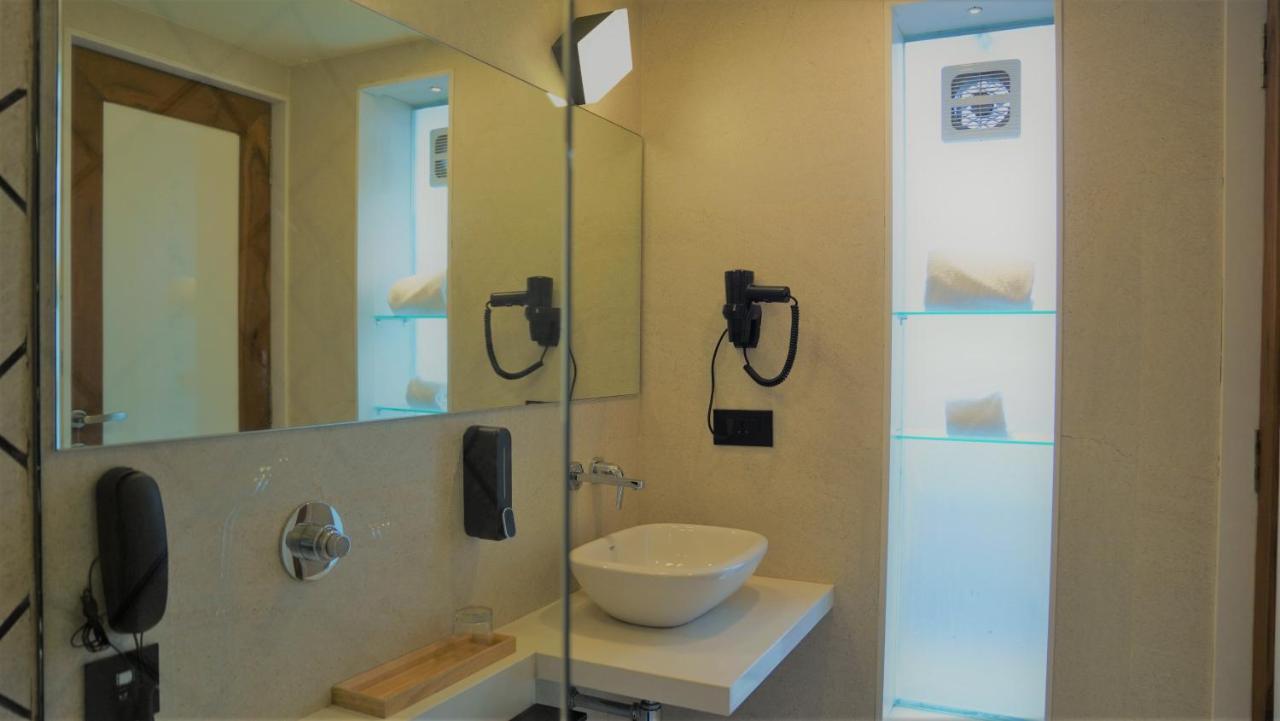 De Glance Hotel Szúrat Kültér fotó