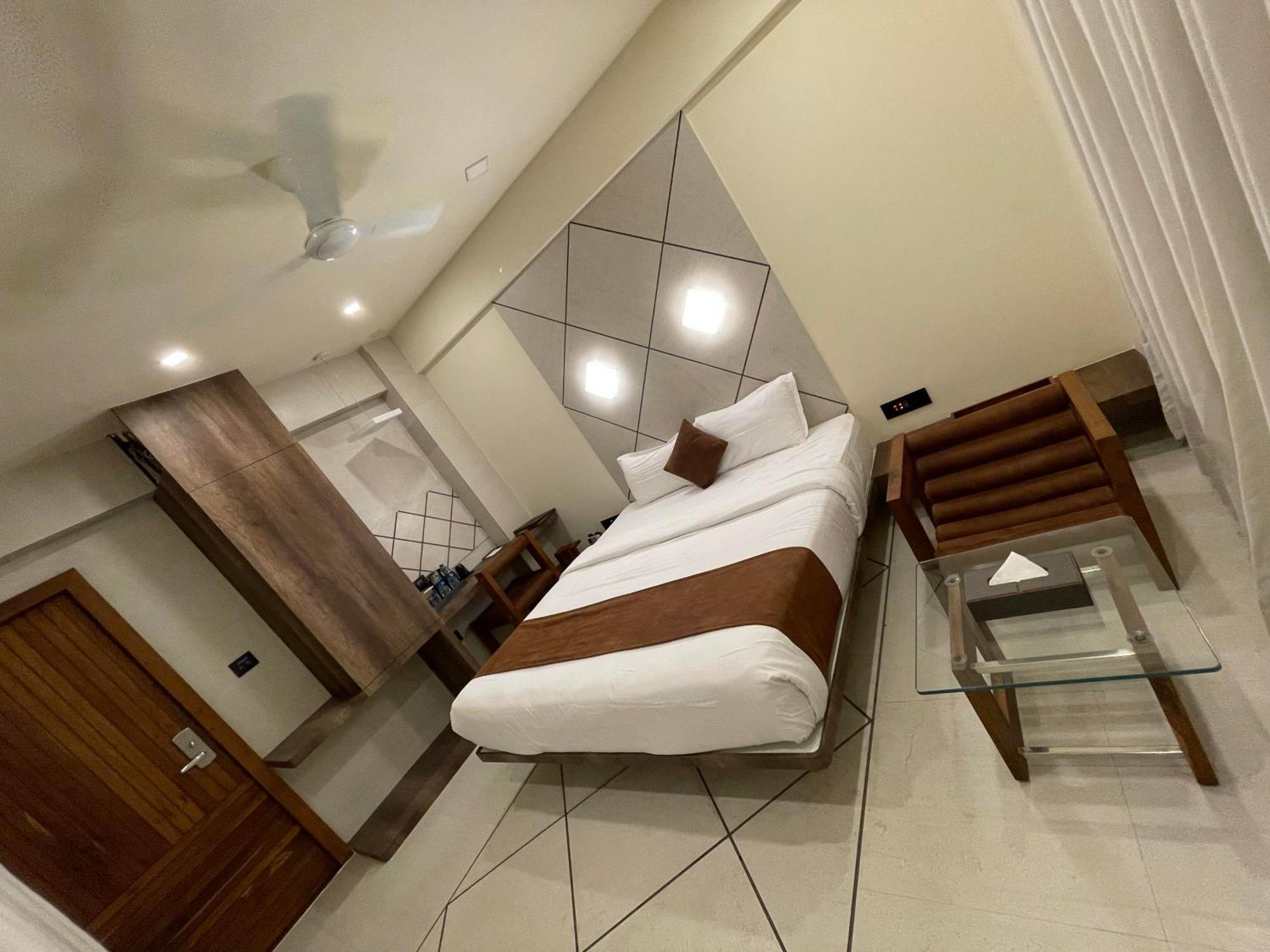 De Glance Hotel Szúrat Kültér fotó