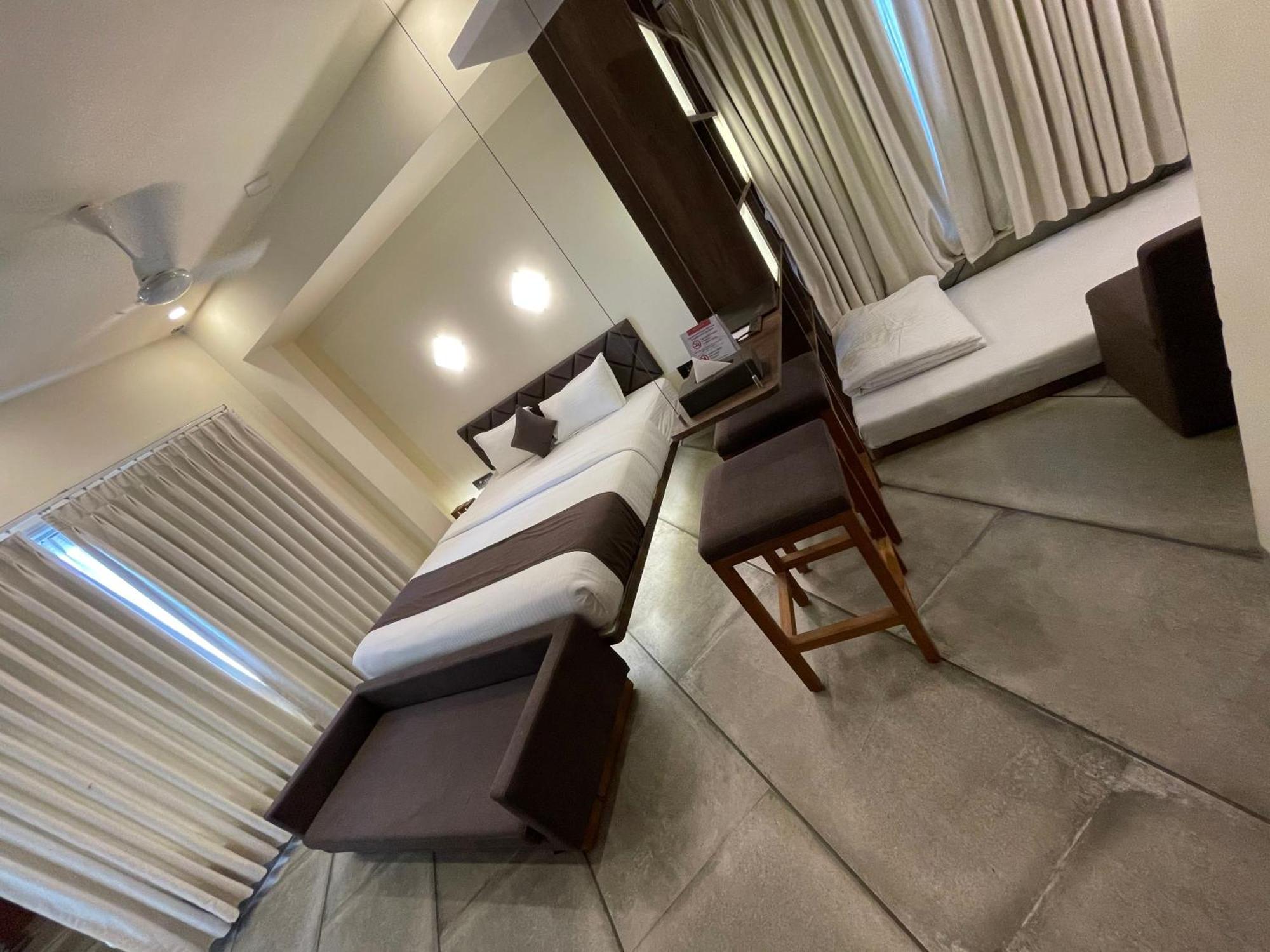 De Glance Hotel Szúrat Kültér fotó